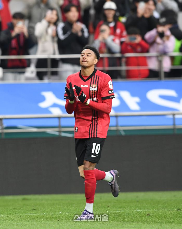 FC서울 제시 린가드가 10일 서울월드컵경기장에서 열린 하나원큐 K리그1 인천 유나이티드의 경기에서 득점 없이 인천과 무승부를 거둔 뒤 그라운드를 돌며 팬들에게 인사를 하고 있다. 2024. 3. 10. 박진업 기자 upandup@sportsseoul.com