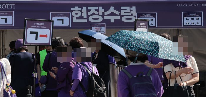 18일 오후 가수 김호중(33)의 전국 투어 콘서트 ‘트바로티 클래식 아레나 투어 2024’가 열리는 경남 창원시 성산구 창원스포츠파크 실내체육관 인근에 팬들이 줄지어 서 있다. 사진 | 연합뉴스