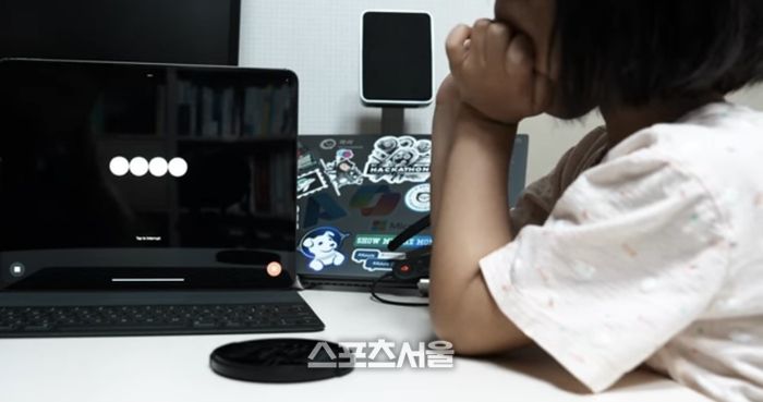 유튜브 ‘김현수’ 채널에 올라온 ‘OpenAI GPT-4o 6살이랑 대화’ 영상에서, 6살 아이가 AI와 대화를 이어갈수록 흥미를 느끼고 있다. 사진 | 유튜브 ‘김현수’ 영상 캡처