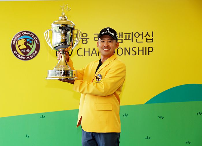 한승수가 26일 블랙스톤GC에서 열린 KPGA투어 KB금융 리브챔피언십에서 우승한 뒤 트로피를 들고 포즈를 취하고 있다. 사진 | KPGA