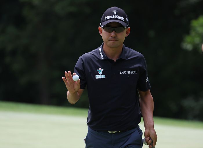 한승수가 26일 블랙스톤GC에서 열린 KPGA투어 KB금융 리브챔피언십 최종라운드에서 갤러리에게 인사하고 있다. 사진 | KPGA