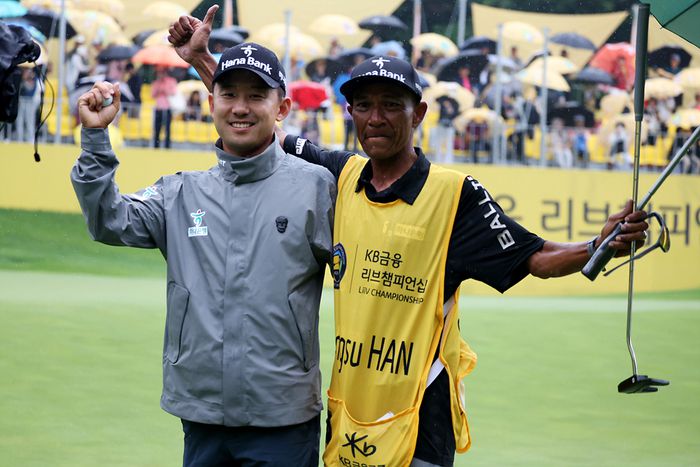 한승수(왼쪽)가 26일 블랙스톤GC에서 열린 KPGA투어 KB금융 리브챔피언십에서 우승을 확정한 뒤 캐디와 포즈를 취하고 있다. 사진 | KPGA