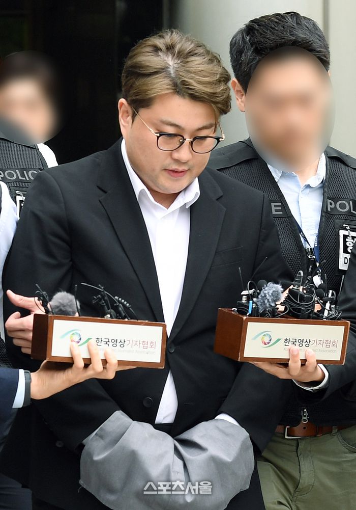 음주운전 뺑소니 혐의를 받는 가수 김호중이 24일 서울 서초구 서울중앙지방법원에서 진행된 구속 전 피의자 심문(영장실질심사)을 마치고 호송차로 이동하고 있다. 박진업 기자 upandup@sportsseoul.com