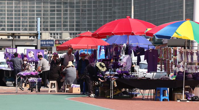 23일 오후 ‘음주 뺑소니’ 혐의로 구속영장이 신청된 가수 김호중의 공연이 열리는 서울 올림픽공원 KSPO돔 앞 노점에서 상인들이 김호중 굿즈를 판매하고 있다. 사진|연합
