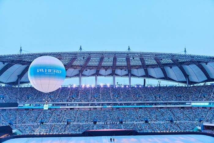 가수 임영웅이 애드벌룬을 타고 노래하고 있다. 사진 | 물고기뮤직