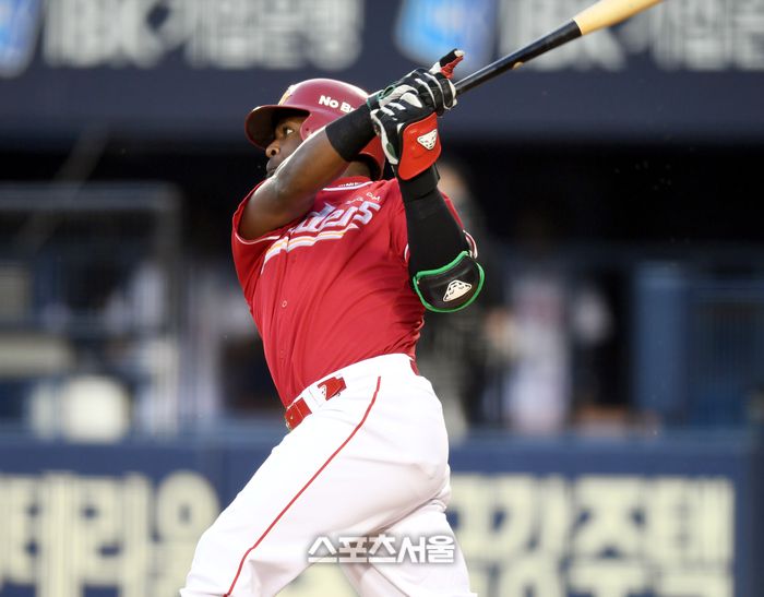 SSG 에레디아가 22일 잠실야구장에서 열린 2024 KBO리그 두산과 경기 4회초 2사 좌중간 2루타를 치고 있다. 2024. 5. 22.잠실 | 최승섭기자 thunder@sportsseoul.com