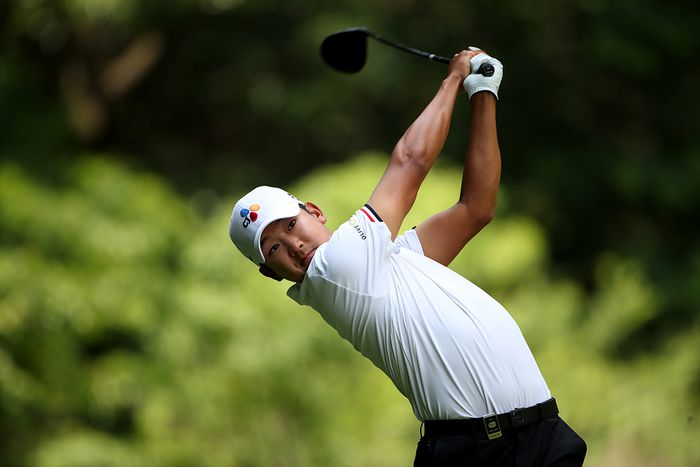 최승빈이 1일 킹스데일 골프클럽에서 열린 데상트 코리아 매치플레이 8강전 26번홀 티샷을 하고 있다. 사진 | KPGA
