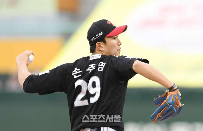 LG 트윈스 손주영이 21일 인천 SSG랜더스필드에서 열린 2024 KBO리그 SSG 랜더스와 더블헤더 2차전에 선발 등판해 힘차게 공을 던지고 있다. 2024. 4. 21. 문학 | 박진업 기자 upandup@sportsseoul.com