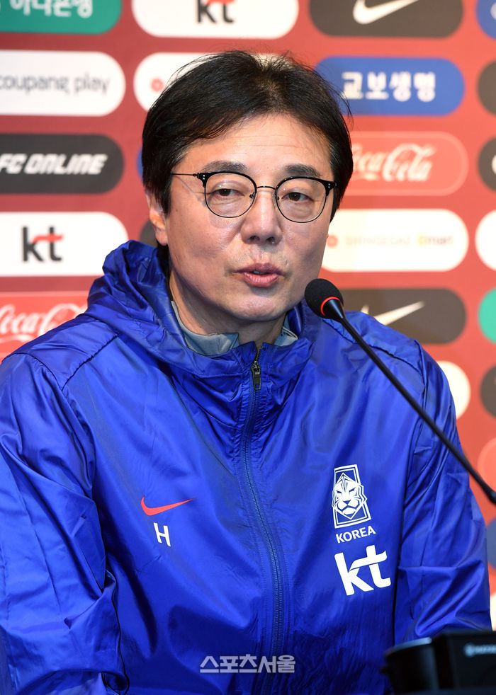 축구국가대표팀의 황선홍 감독이 20일 서울월드컵경기장에서 월드컵지역예선 태국과의 경기를 하루 앞두고 진행된 기자회견에서 취재진의 질문에 답을 하고 있다. 박진업 기자 upandup@sportsseoul.com