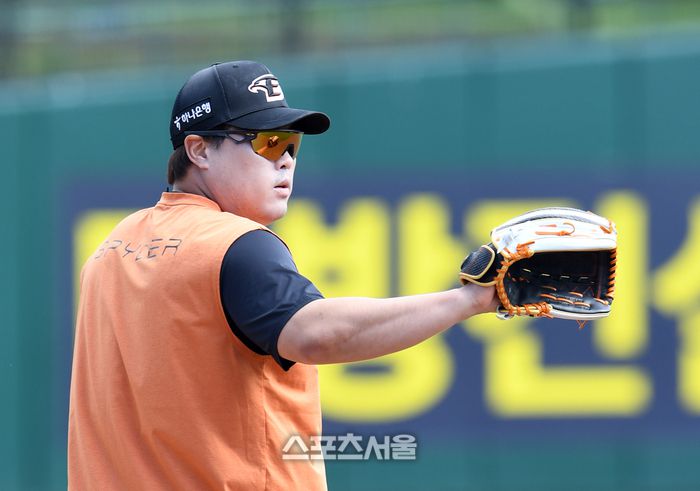 한화 이글스 류현진이 28일 대전 한화생명이글스파크에서 열리는 2024 KBO리그 롯데와 경기에 앞서 훈련을 하기 위해 그라운드로 나가고 있다. 2024. 5. 28. 대전 | 박진업 기자 upandup@sportsseoul.com