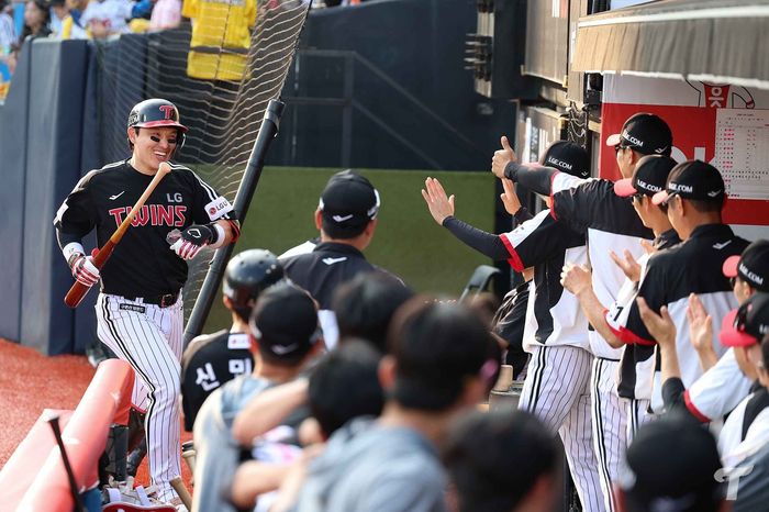 LG 박동원이 지난 8일 수원 KT전에서 홈런을 터뜨린 후 더그아웃에서 하이파이브를 준비하고 있다. 사진 | LG 트윈스