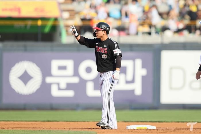 LG 문성주가 지난 9일 수원 KT전에서 안타를 친 후 세리머리를 하고 있다. 사진 | LG 트윈스
