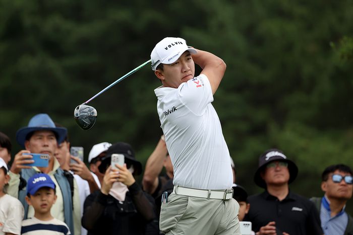9일 에이원CC에서 열린 KPGA 선수권대회 최종라운드에서 샷이글한 김홍택. 사진 | KPGA