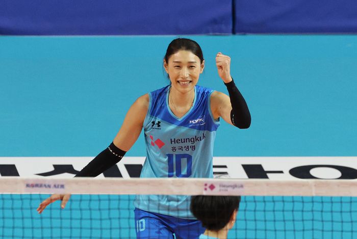 세계 여자배구 올스타전에서 스타팀 김연경이 득점에 성공한 뒤 기뻐하고 있다. 잠실 | 연합뉴스