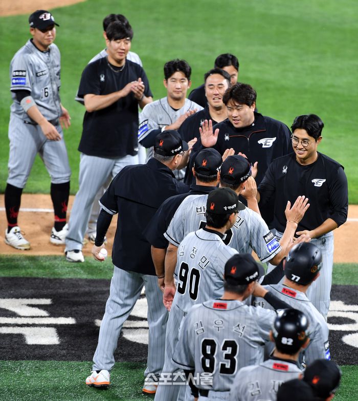 KBO감독복귀 첫경기를 치른 김경문 감독이 4일 수원위즈파크에서 열린 2024 프로야구 KT위즈와 한화이글스의 경기에서 8-2로 승리한 후 채은성으로부터 승리구를 전달받은후 류현진과 하이파이브를 나누고 있다.  2024.06.04.수원 | 강영조기자 kanjo@sportsseoul.com
