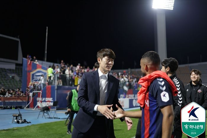 김은중(왼쪽) 감독과 안데르손. 제공 | 한국프로축구연맹