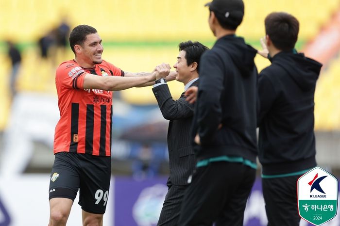 윤정환(가운데) 감독과 야고(왼쪽에서 첫 번째). 제공 | 한국프로축구연맹