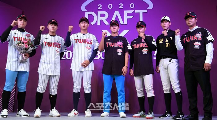 2019년 8월 26일 서울 중구 웨스틴조선호텔 그랜드볼룸에서 열린 2020 신인 드래프트. LG에 지명된 이민호, 김윤식, 강민, 유영찬, 하영진, 박찬호, 손호영(왼쪽부터)이 포즈를 취하고 있다. 사진 | 스포츠서울DB