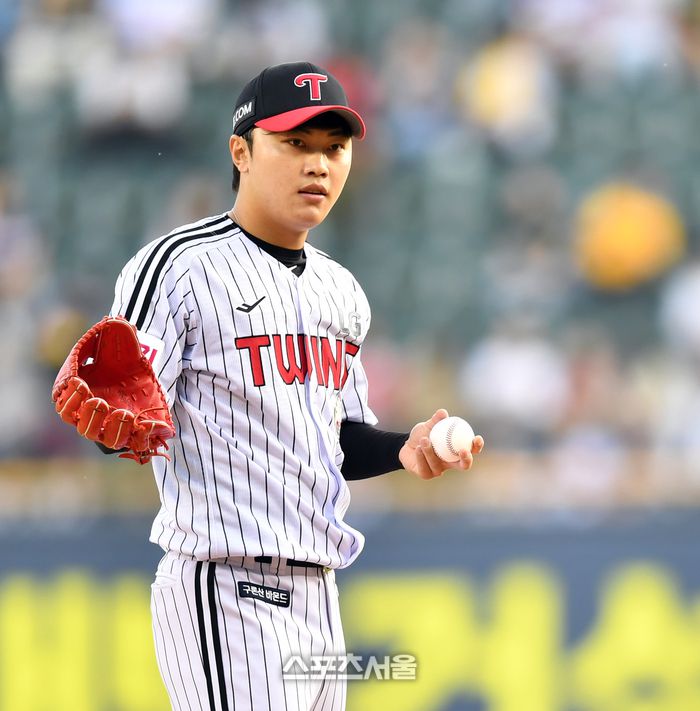 LG 좌완투수 김윤식이 26일 잠실구장에서 열린 2024프로야구 LG트윈스와 KIA타이거즈의 경기에서 선발로 나서고 있다. 사진 | 스포츠서울DB