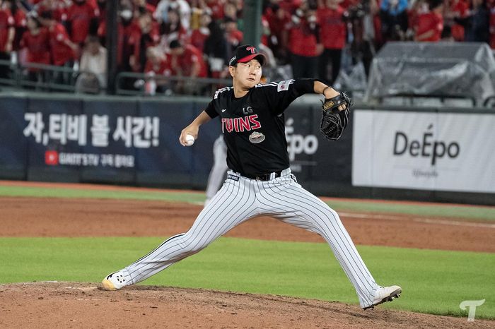 LG 유영찬이 지난 11일 사직 롯데전에서 투구하고 있다. 사진 |  LG 트윈스