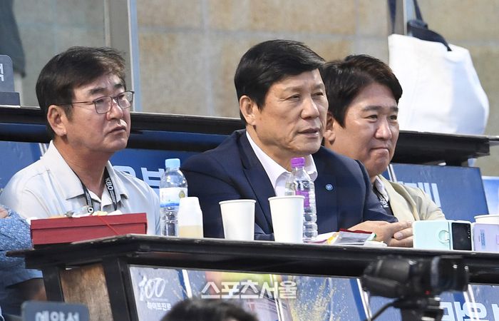 야구 대표팀 류중일 감독과 KBO 허구연 총재, 조계현 전력강화위원장이 잠실구장에서 열린 2024 KBO리그 두산과 KT의 경기를 관전하고 있다. 잠실 | 박진업 기자 upandup@sportsseoul.com
