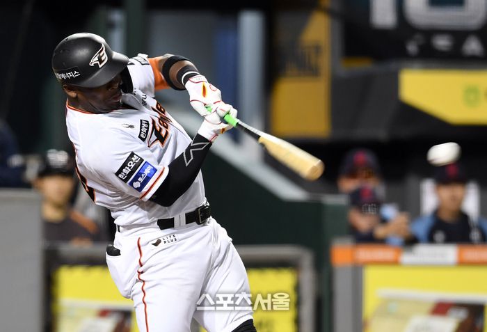 한화 페라자가 대전 한화생명이글스파크에서 열린 2024 KBO리그 롯데전에서 7회말 적시 2루타를 치고 있다. 대전 | 박진업 기자 upandup@sportsseoul.com