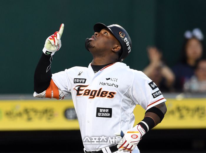 한화 페라자가 대전 한화생명이글스파크에서 열린 2024 KBO리그 롯데전에서 3회말 솔로포를 때린 후 세리머니를 하고 있다. 대전 | 박진업 기자 upandup@sportsseoul.com