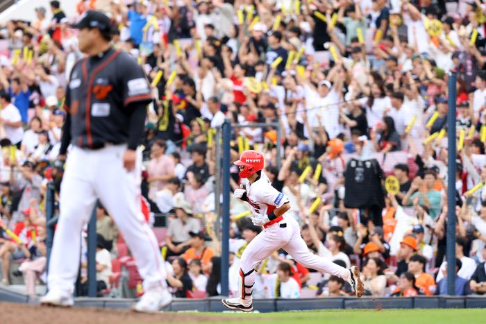 KIA 김도영이 23일 광주-기아 챔피언스 필드에서 열린 2024 KBO리그 한화와 더블헤더 1차전에서 4회말 류현진을 상대로 솔로포를 때린 후 베이스를 돌고 있다. 사진 | KIA 타이거즈