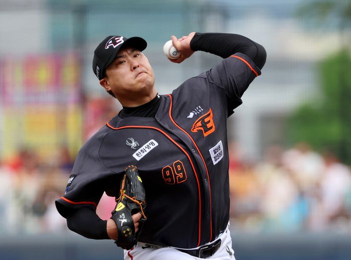 한화 류현진이 23일 광주-기아-챔피언스 필드에서 열린 2024 KBO리그 KIA와 더블헤더 1차전에 선발 등판해 역투하고 있다. 사진 | 광주=연합뉴스
