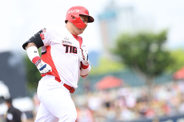 KIA 최형우가 23일 광주-기아 챔피언스 필드에서 열린 2024 KBO리그 한화와 더블헤더 1차전에서 4회말 솔로포를 때린 후 베이스를 돌고 있다. 김도영에 이어 백투백 홈런을 쳤다. 사진 | KIA 타이거즈