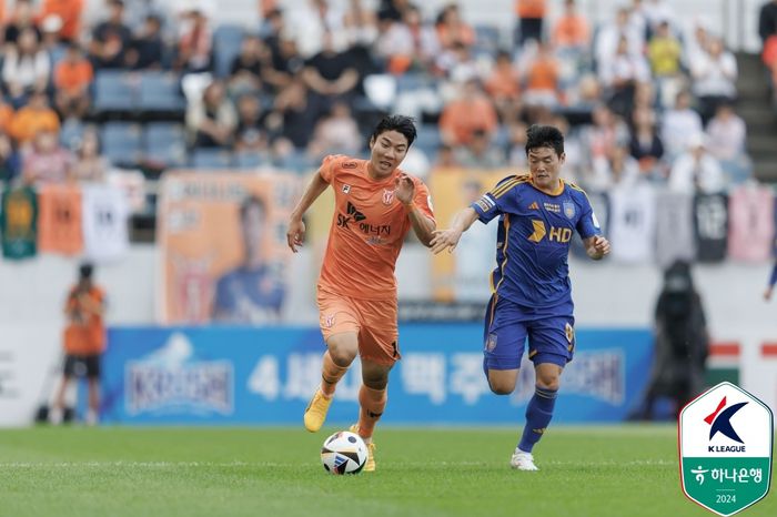 제주 유나이티드 서진수(왼쪽)과 울산HD 이규성이 23일 제주월드컵경기장에서 열린 K리그1 18라운드 경기에서 경합하고 있다.제공 | 한국프로축구연맹