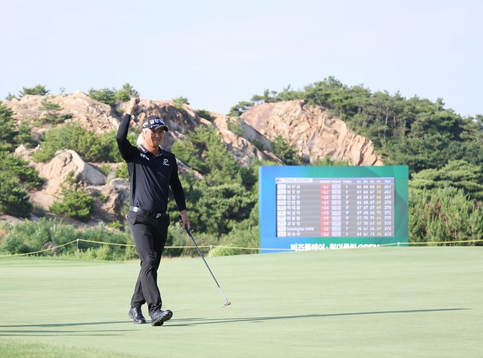 허인회가 지난달 30일 클럽72 하늘코스에서 열린 KPGA투어 비즈플레이·원더클럽 오픈에서 환호하고 있다. 사진 | KPGA