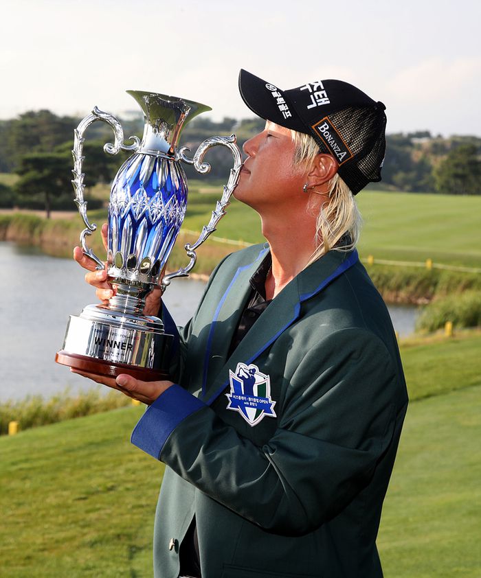 허인회가 KPGA투어 비즈플레이·원더클럽 오픈에서 짜릿한 역전 우승을 차지한 뒤 트로피에 입맞추고 있다. 사진 | KPGA