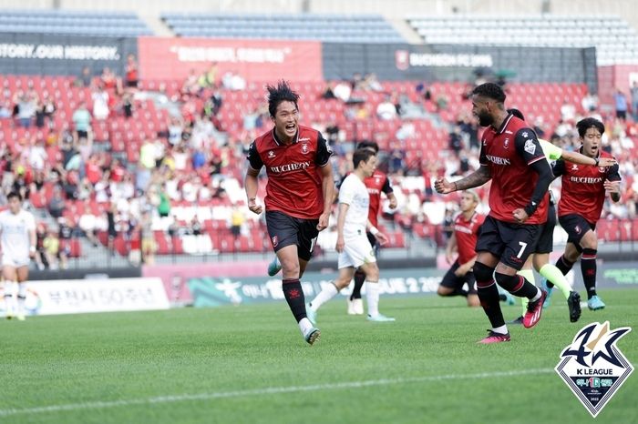 포항 유니폼  입게된  안재준(왼쪽). 사진 | 한국프로축구연맹