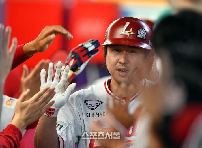 SSG 3번타자 최정이 6월5일 인천SSG랜더스필드에서 열린 2024 프로야구 SSG랜더스와 삼성라이온즈의 경기 5회말 2사 3루에서 레예스를 상대로 2점홈런을 터트린 후 홈인하고 있다. 문학 | 스포츠서울 DB