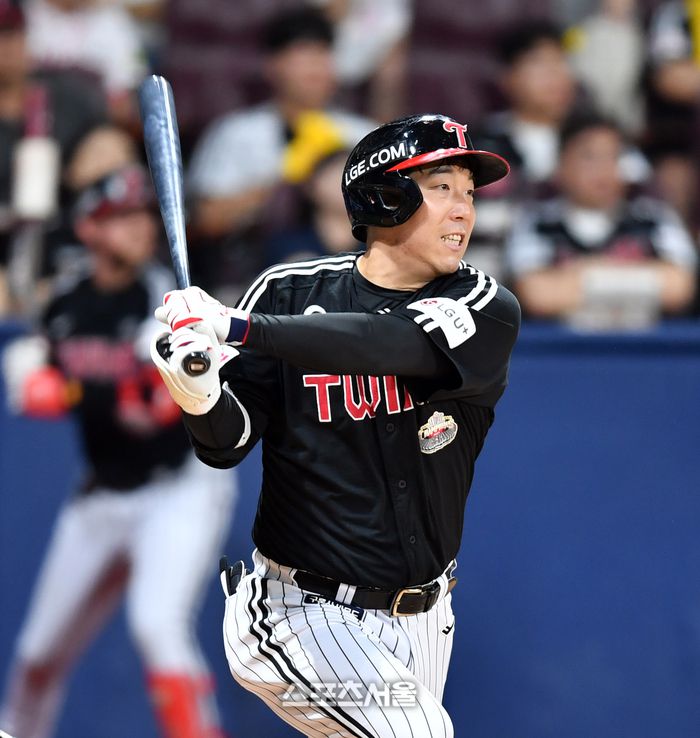 LG 3번타자 김현수가 4일 고척스카이돔에서 열리는 2024 프로야구 키움히어로즈와 LG트윈스의 경기 3회초 2사 1루에서 안타로 출루하고 있다. 고척 | 스포츠서울 DB