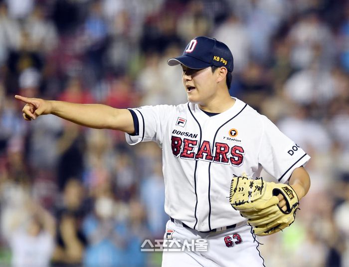 두산 베어스 김택연이 4일 잠실구장에서 열린 2024 KBO리그 롯데 자이언츠와 경기 9회초 2사 만루 상황에서 롯데 오선진을 스트라이크 낫아웃으로 잡아내면서 공을 가리키고 있다. 김택연은 1사 만루 상황에서 등판해 ⅔이닝을 무실점으로 막아내며 시즌 8세이브를 수확했다. 2024. 7. 4. 잠실 | 박진업 기자 upandup@sportsseoul.com