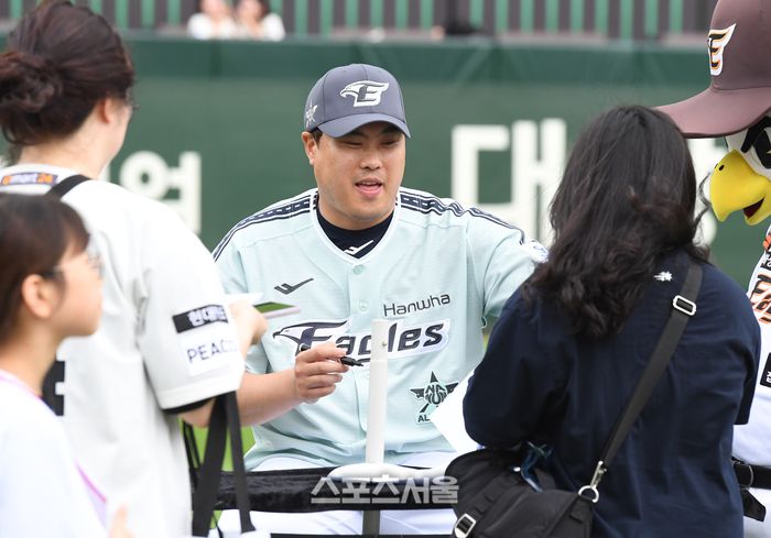 한화 류현진이 6일 인천 SSG랜더스필드에서 진행된 2024 KBO리그 올스타전에 앞서 팬들에게 사인을 해주고 있다. 2024. 7. 6. 문학 | 박진업 기자 upandup@sportsseoul.com