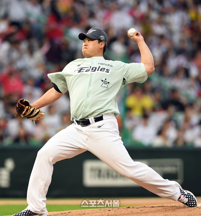나눔 올스타 류현진이 6일 인천SSG랜더스필드에서 진행된 2024 KBO 올스타전에 선발 등판해 힘차게 공을 던지고 있다. 문학 | 박진업 기자 upandup@sportsseoul.com