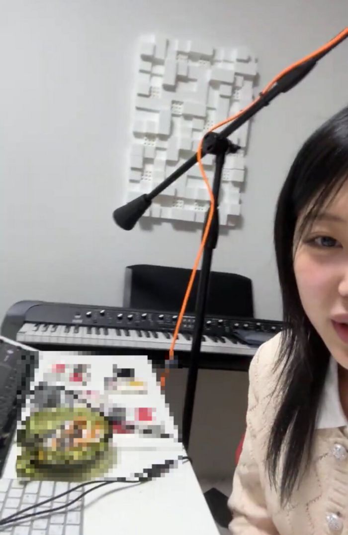 미노이 라이브 방송 중 포착된 담배와 재떨이. 사진 | 미노이 채널