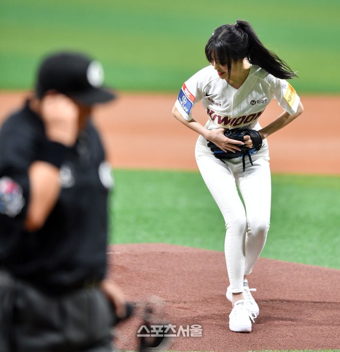 [포토]‘어웨이팀에도 배꼽인사!’ 유주