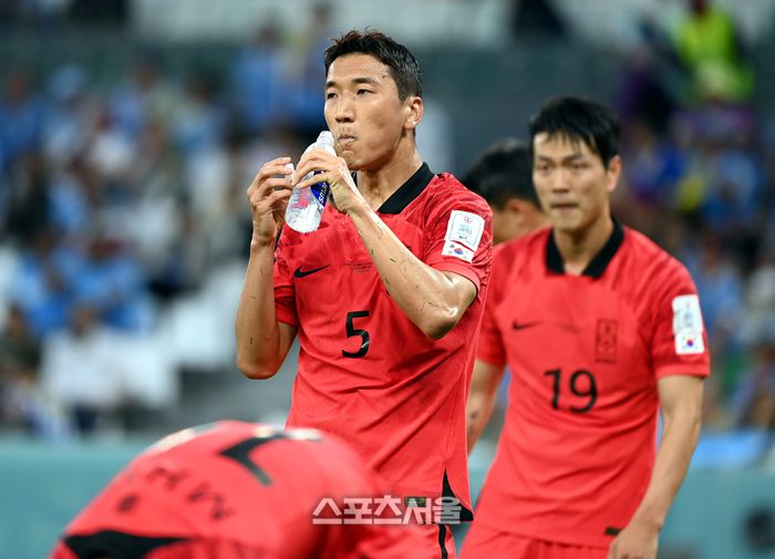정우영이 지난 2022년 11월 카타르 알라얀 에듀케이션 시티 스타디움에서 열린 2022 FIFA 카타르 월드컵 조별리그 H조 1차전 우루과이와 경기 도중 물을 마시고 있다. 스포츠서울DB