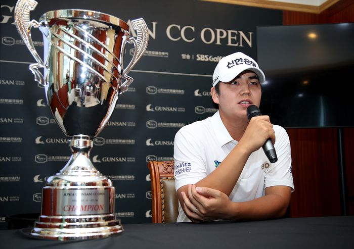 장유빈이 14일 KPGA투어 군산CC 오픈에서 우승을 차지한 뒤 기자회견하고 있다. 사진 | KPGA