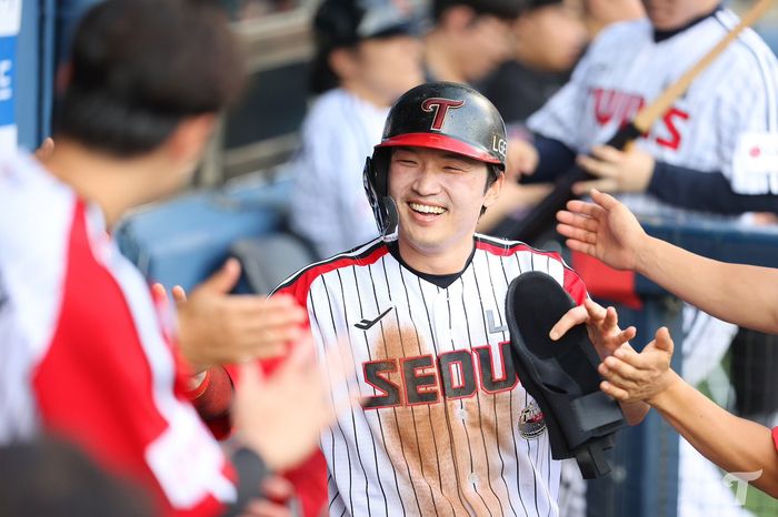 LG 박해민이 21일 잠실 두산전에서 득점한 후 더그아웃에서 하이파이브를 하고 있다. 사진 | LG 트윈스