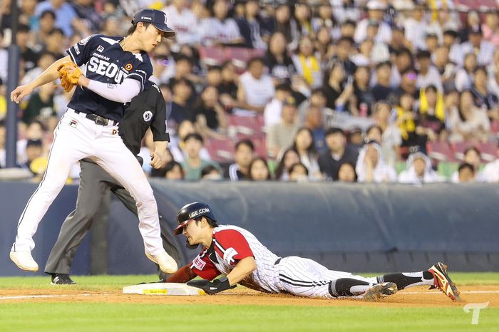 LG 박해민이 21일 잠실 두산전에서 3루 도루에 성공하고 있다. 사진 | LG 트윈스