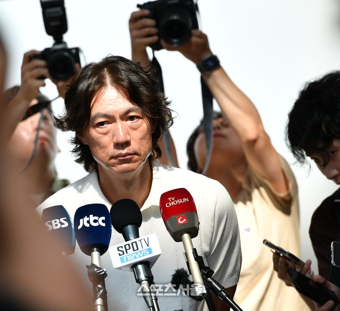 축구국가대표팀  홍명보 감독이 15일 인천공항을 통해 코칭스탭 구성을 위해 출국하고 있다. 홍명보 대표팀 감독의 첫 일정이자 첫 공식인터뷰가 공항에서 열려 언론과 축구팬의 집중적인 관심을 끌고 있다. 2024.07.15.인천공항 | 강영조기자 kanjo@sportsseoul.com