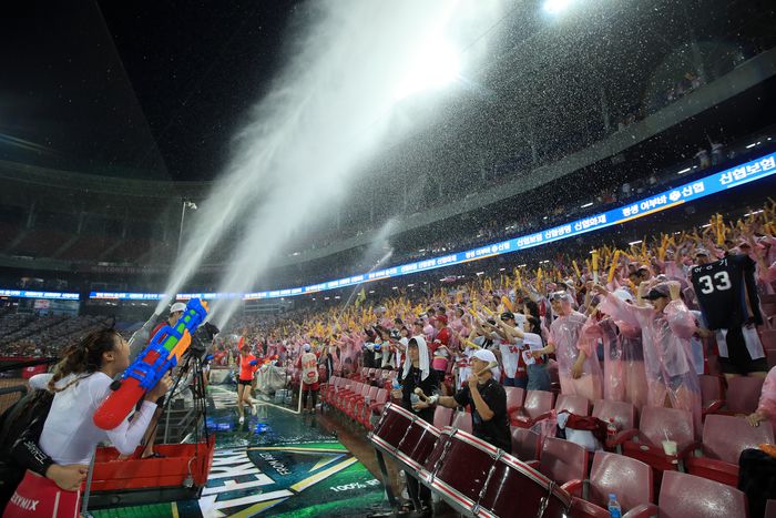 2019년 챔필에 처음 등장한 워터캐논이 관중석을 향해 시원한 물줄기를 쏟아내고 있다. 사진 | KIA 타이거즈