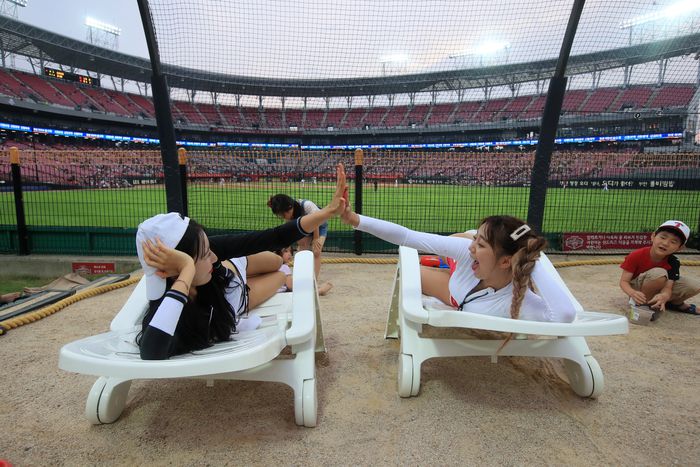 핫 서머 페스티벌 때 외야 샌드파크에 선베드를 설치해 ‘야캉스’의 정수를 누리기도 했다. 사진 | KIA 타이거즈