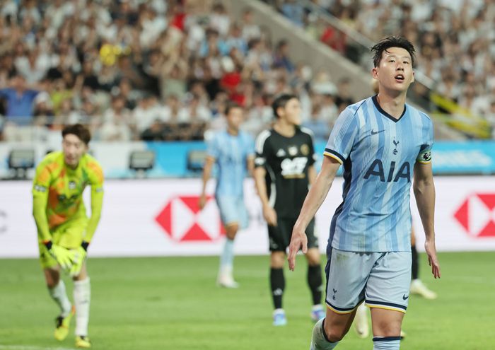손흥민이 31일 서울월드컵경기장에서 열린 2024 쿠팡플레이 시리즈 토트넘과 팀 K리그의 경기에서 골을 넣은 뒤 세리머니를 하고 있다. 사진 | 연합뉴스