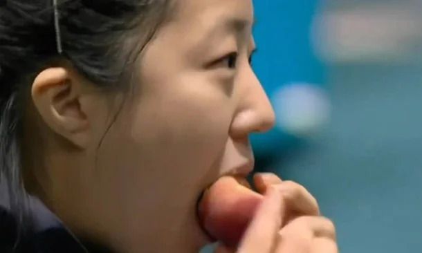 납작복숭아를 먹고 있는 신유빈 선수. 사진 | X(엑스, 옛 트위터) 갈무리